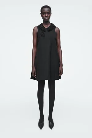 COS Verziertes Kleid Mit Racer-Ausschnitt