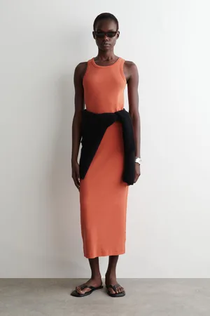 COS Geripptes Schlauchkleid