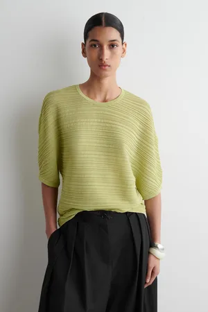 COS Plissiertes Strick-T-Shirt