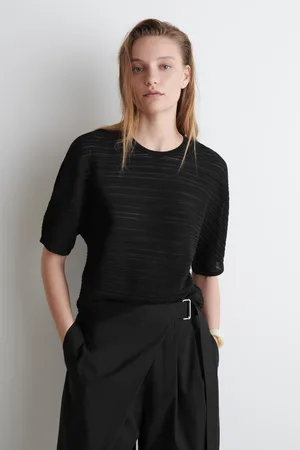 COS Plissiertes Strick-T-Shirt