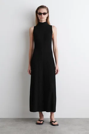 COS Plissiertes Maxikleid Mit Hohem Kragen