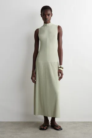 COS Plissiertes Maxikleid Mit Hohem Kragen