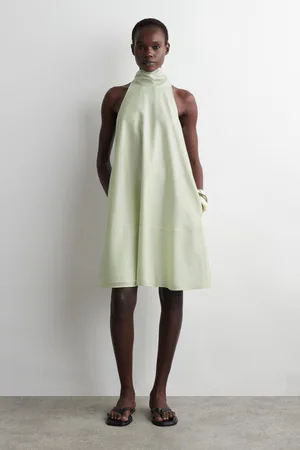 COS Fliessendes Neckholder-Kleid In Minilänge