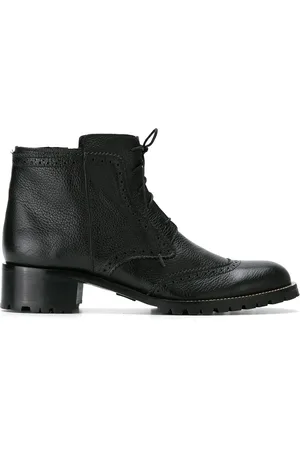 Sarah Chofakian Stiefel im Military-Look