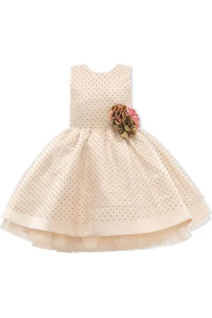 Tulleen Kleid mit blumigen Broschen