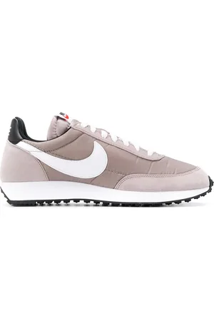 Nike Sneakers mit Wildledereinsätzen