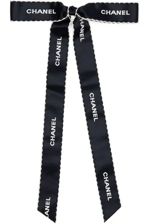 CHANEL 1971-1985 Brosche mit Logo-Stickerei
