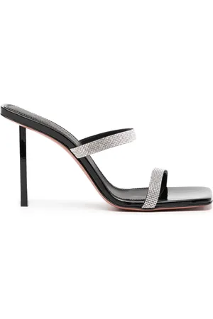 Amina Muaddi Mules mit Kristallen
