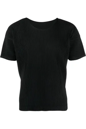 Issey Miyake Plissiertes T-Shirt mit U-Ausschnitt