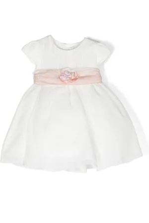 Amaya Plisseekleid mit Blumenapplikation