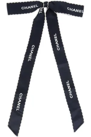 CHANEL Bow Brosche mit Logo-Stickerei