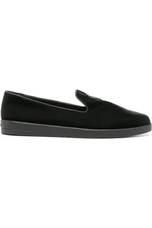 Prada Samt-Loafer mit emailliertem Triangel-Logo