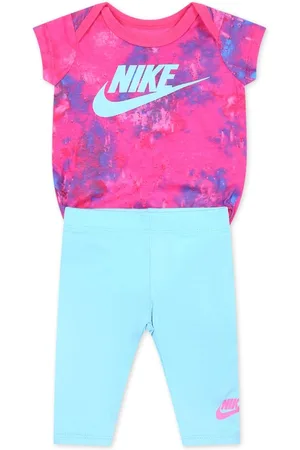 Nike Set aus Oberteil und Hose mit Logo