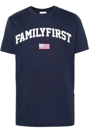 Family First T-Shirt im College-Look