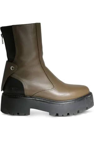 Céline Stiefel mit Reißverschluss