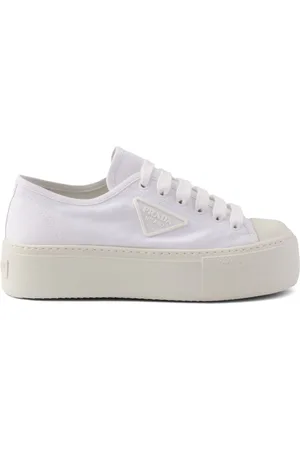 Prada Sneakers mit Schnürung