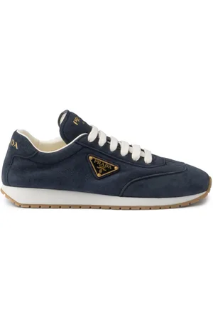 Prada Wildleder-Sneakers mit emailliertem Logo