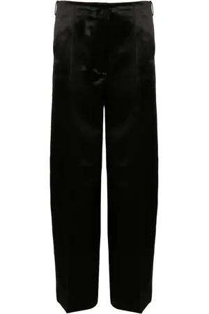 Peter Do Hose mit weitem Bein
