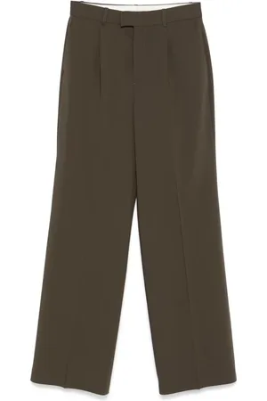 Rohe Hose mit Falten