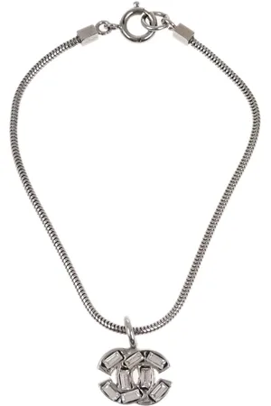 CHANEL 2001 Armband mit strassverziertem CC-Anhänger