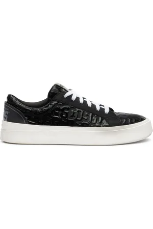 GCDS Sneakers aus Lackleder mit Monogramm