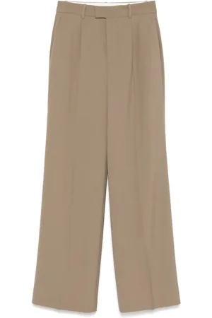 Rohe Hose mit Faltendetails