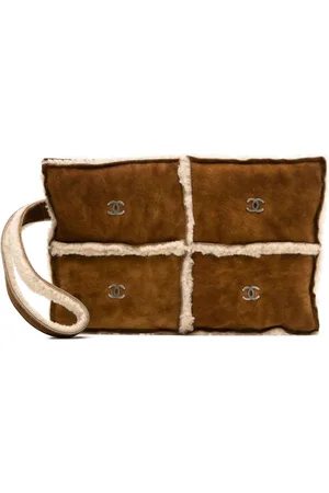 CHANEL 2000 Wildleder-Clutch mit Shearling