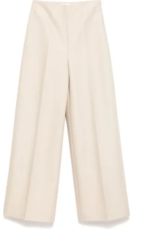 Rohe Hose mit Bügelfalten