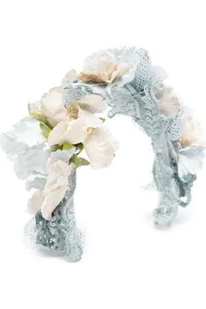 Amaya Kranz mit Blumenapplikation