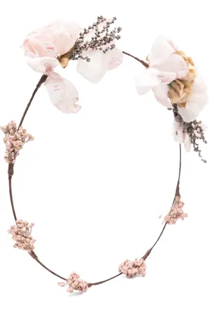 Amaya Kranz mit Blumen