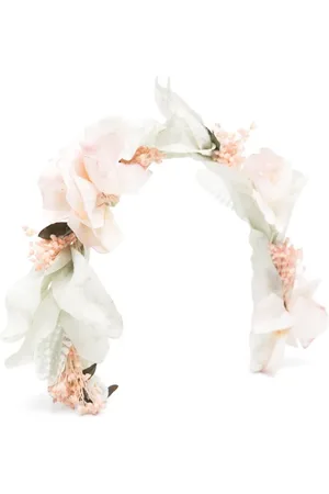 Amaya Kranz mit Blumenapplikation