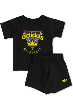 adidas Set aus T-Shirt und Shorts mit Logo