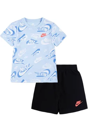 Nike Set aus T-Shirt und Shorts mit Logo