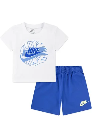 Nike Set aus T-Shirt und Shorts mit Logo