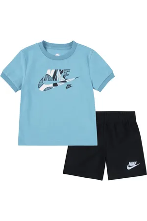 Nike Set aus T-Shirt und Shorts mit Logo
