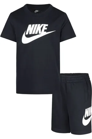 Nike Set aus T-Shirt und Shorts mit Logo