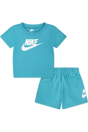 Nike Set aus T-Shirt und Shorts mit Logo