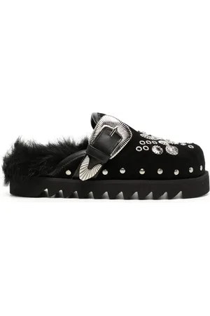 TOGA PULLA Mules aus Faux Fur mit Nieten