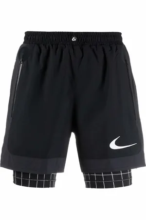 Nike Shorts im Layering-Look