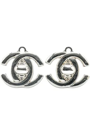 CHANEL 1996 versilberte Ohrclips mit CC-Drehverschluss