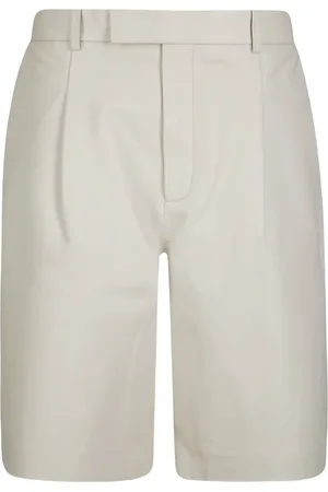Rohe Shorts mit Abnähern