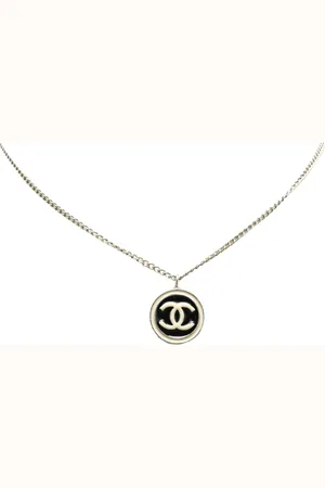CHANEL 2004 Silberhalskette mit rundem CC-Emaille-Anhänger