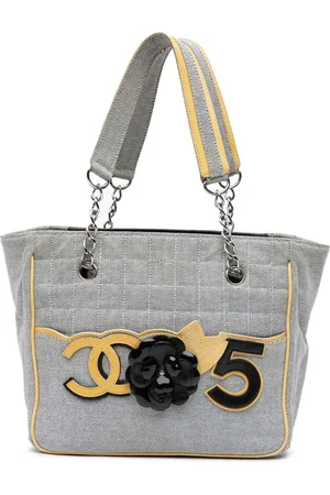 CHANEL 2005-2006 CC Camellia No. 5 Choco Bar Schultertasche aus Canvas