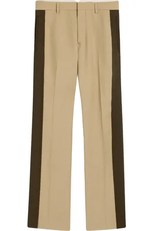 Ami Hose im Kontrast-Look