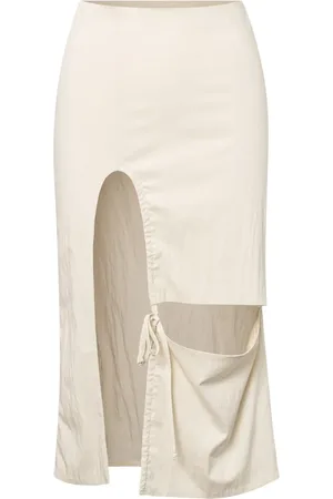 Elena Velez Midikleid im Layering-Look