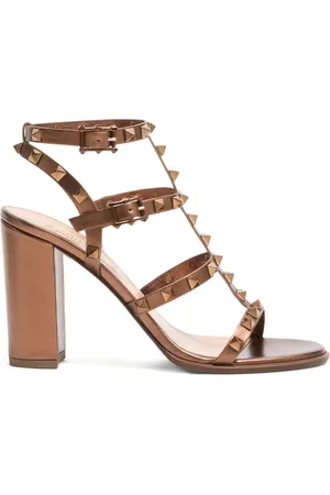 VALENTINO GARAVANI ROCKSTUD METALLIC CALFSKIN LEATHER ANKLE STRAP SANDAL 90 MM