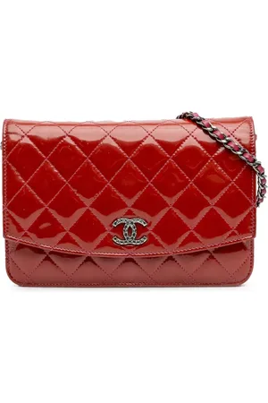 CHANEL 2014-2015 Portemonnaie aus glasiertem Lackleder mit Kettenriemen
