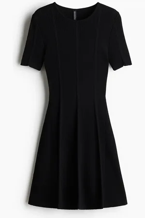 H&M Ausgestelltes Kleid aus Rippstrick - Schwarz