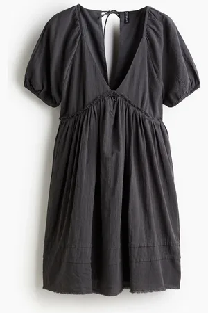 H&M Gecrinkeltes Überwurfkleid mit Bindedetail - Grau