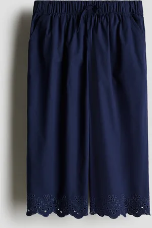 H&M Cropped Hose mit Broderie Anglaise - Blau